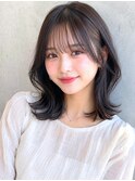 ツヤとくびれを楽しむ暗髪レイヤーミディ