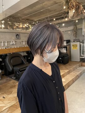 ウィークエンド(WEEKEND) 白髪活かし×くびれショート