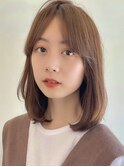 ココアベージュ内巻きミディアム大人かわいいセンターパート