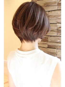 レウナ 外苑前(Reuna) 【30代40代50代】シルエットが綺麗なショートボブ　ショート