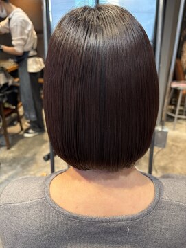 インス(ensue) ◎冬カラー×小顔効果！大人可愛い丸みボブで艶髪イメチェン