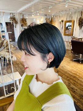 カリラ(CAOLILA) 深みグリーンとショートボブ