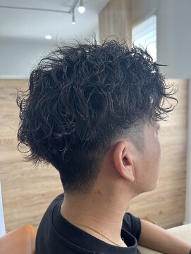 ヴィータアレグリア(Vita Alegria) メンズ刈り上げ波巻きパーマ〇