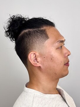 モーリーズバーバーショップ 北浜本店(MORLY’s Barbershop) 夏にピッタリ!「パーマ」×「マンバン」×「テーパーフェード」