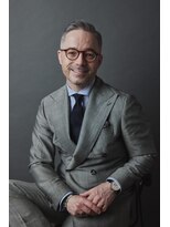 ザマンリバレッジニューヨーク(THE MAN LeverageNewYork)&nbsp;大人海外メンズ七三分けサイドパートフェードカット：尾上　雄輝