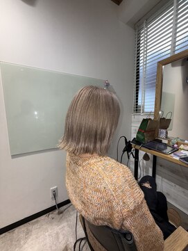 ログスラッシュ(LOG/) 外ハネ前下がりホワイトベージュ♪