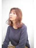 抜け感アップのミディアムスタイル
