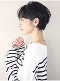 小顔　黒髪　パーマショート　暗髪　　前髪あり　耳かけショート