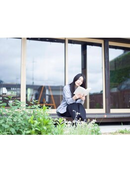 神奈川県の出版社「アタシ社」が運営する〈本と美容室〉が、山口県萩市に6月29日に新しくオープン