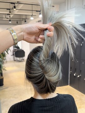 メリー オオサカ(Merly Osaka) 心斎橋/バレイヤージュ/レイヤーカット/海外レイヤー