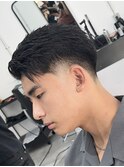 デクランライスセンターパートテーパーフェードフェザーショート