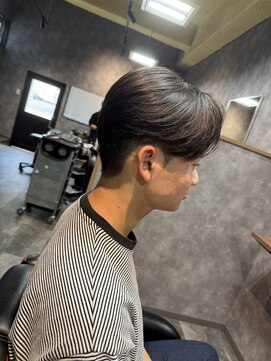 スウェルホワイト(SWELL WHITE) 曲がる縮毛矯正で作る毛流れセンターパート 福岡香椎メンズヘア