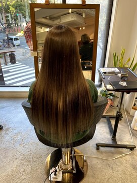 フツーロ 栄(FUTURO) 艶髪ロング