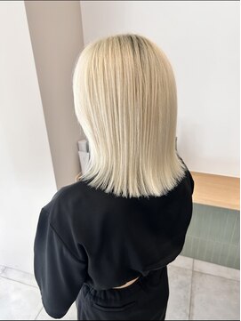 オットット(OttottO) ホワイトブランド×切りっぱなしボブ