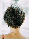 クールな耳掛けショート