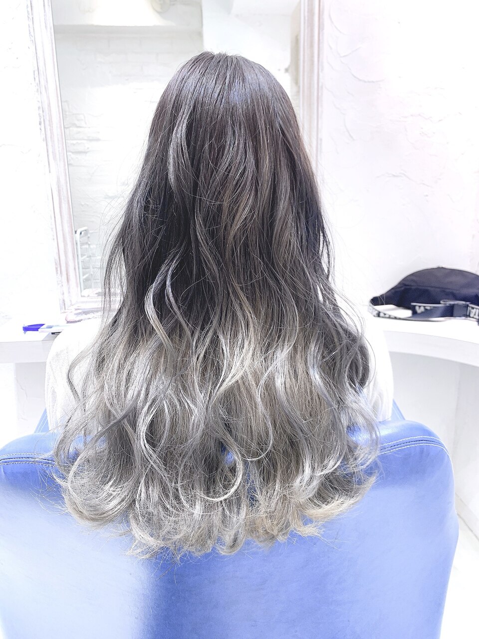 裾カラー×ホワイトグレー：L077051890｜ウーロス(uros.)のヘアスタイル