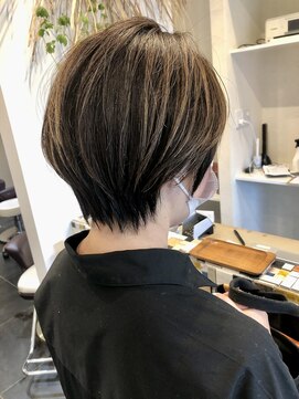 ロドリー(Lodori) 30代40代ハイライト白髪ぼかしショートスタイル