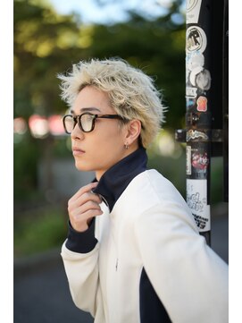 ミラバイグリーン(Mira by green) スパイキーショートアップバング無造作束感ホワイトブロンド