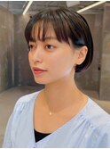 耳かけショートボブ黒髪ワイドバング前上がり切りっぱなしタイト