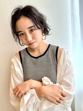 アンニュ(annuy) 前髪なし くせ毛風パーマ アッシュグレー ショートボブ ウェーブ