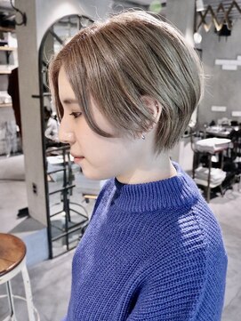 ロリム(RorriM) 前下がりショート ミルクティーベージュ ダブルカラー