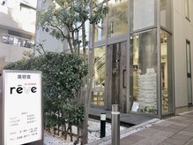 吹き抜けの天井で開放感のある店内です♪