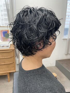 ユノ(juno) 【中目黒】黒髪ショートウルフのくるくるパーマ！大人ショート