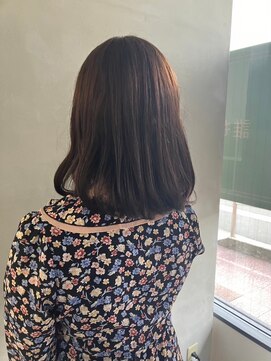 可愛らしさ満点♪愛されブラウン×内巻きミディアムボブ