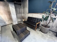 ブロー(bro)の雰囲気（空間を広くとった待ち合いスペース）