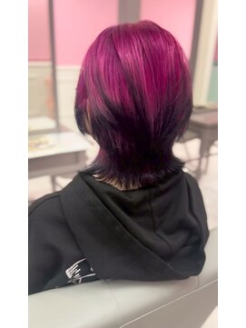 シャルティア 岩国(SHALLTIA) ハイトーン/デザインカラー/ビビッドピンク/ウルフカット/個性的