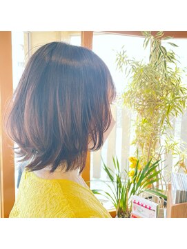 イゾラ(ISOLA) 伸ばしかけの外ハネスタイル