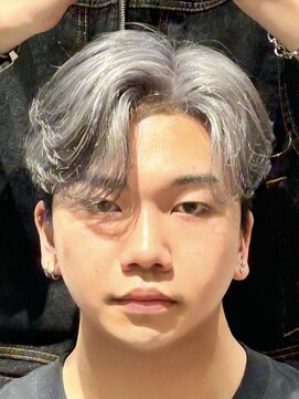 ノラギンザユー(NORA GINZA/U) 韓国ヘアフェザーショートセンターパートシルバーカラー