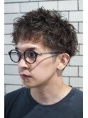 メガネに合うスパイキーフェザーショートツーブロックバーバー