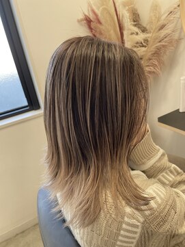 ハイク(HYKE) ミディアムレイヤー×ホワイトベージュ系バレイヤージュ