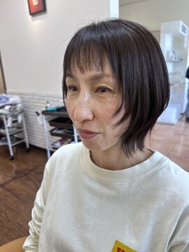 サムトゥルー(Sum True) 大人女子レイヤーショートボブ