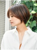 首元を美しく見せる、大人女性の上品なくびれショート