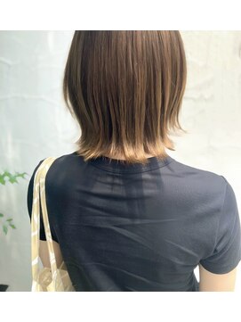 ヴァロ(Valo) 肩ハネミディアム伸ばしかけヘア顔まわりレイヤーアッシュ