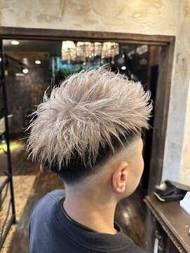 ヘアー クリエイト カルバリ(HAIR CREATE Calbari) スキンフェード×ホワイトシルバー