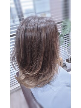 イチマルマルヨン(1004) 外ハネミディアムレイヤーとグラデーションカラー♪