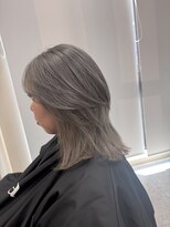 シカ 神戸三宮元町店(Cica)&nbsp;ミディアムレイヤー 透明感 グレージュ ブリーチ 三宮