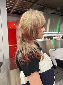 オーン(OOn) ホワイトブロンド×レッドの2トーンデザインウルフ