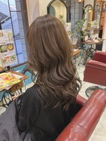 イズム(isms...)&nbsp;ツヤ感×柔らかウェーブでつくる大人の華やかロング