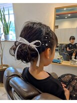 ももいろかぶとむし&nbsp;【キッズ】リボン＆キラキラパーツ。ピアノ発表会アップスタイル