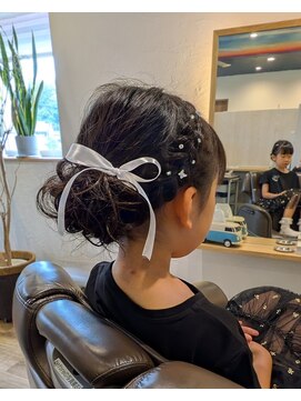 ももいろかぶとむし 【キッズ】リボン&キラキラパーツ。ピアノ発表会アップスタイル