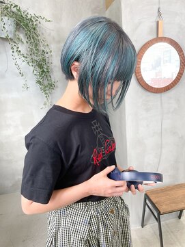 テトヘアー(teto hair) 個性的スタイル　前下がりショート　ハイライト　シルバーカラー