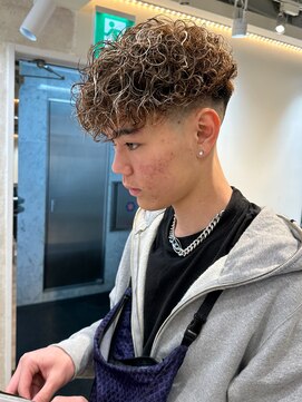 ルースト 渋谷店(ROOST) スペインカール×金メッシュハイライト