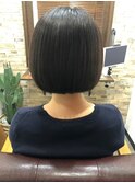 ショートボブ/センターパート/ツヤ髪/グラデーション/イヤリング