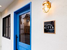 キッタ(KITTA)の雰囲気（4月にオープンしました！ブルーのドアが目印です。）