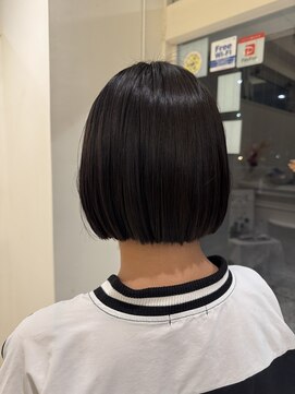 女性のツヤ感ミニボブ