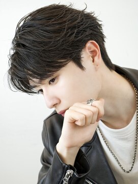 フェザーショートメンズセンターパート刈り上げニュアンスパーマ